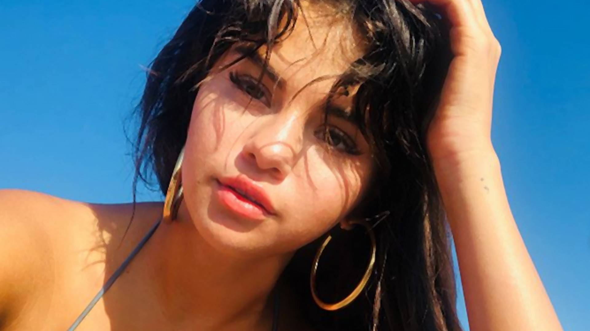 Selena Gomez levetkőzte minden gátlását: retus nélküli képeken, falatnyi bikiniben mutatta meg testét - Fotók 