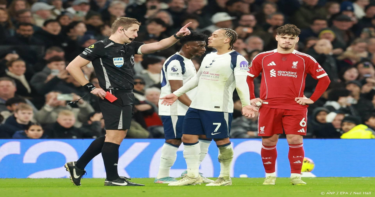 Na-rode-kaart-tegen-eigen-aanvoerder-Simons-verontschuldigt-zich-bij-Van-Dijk