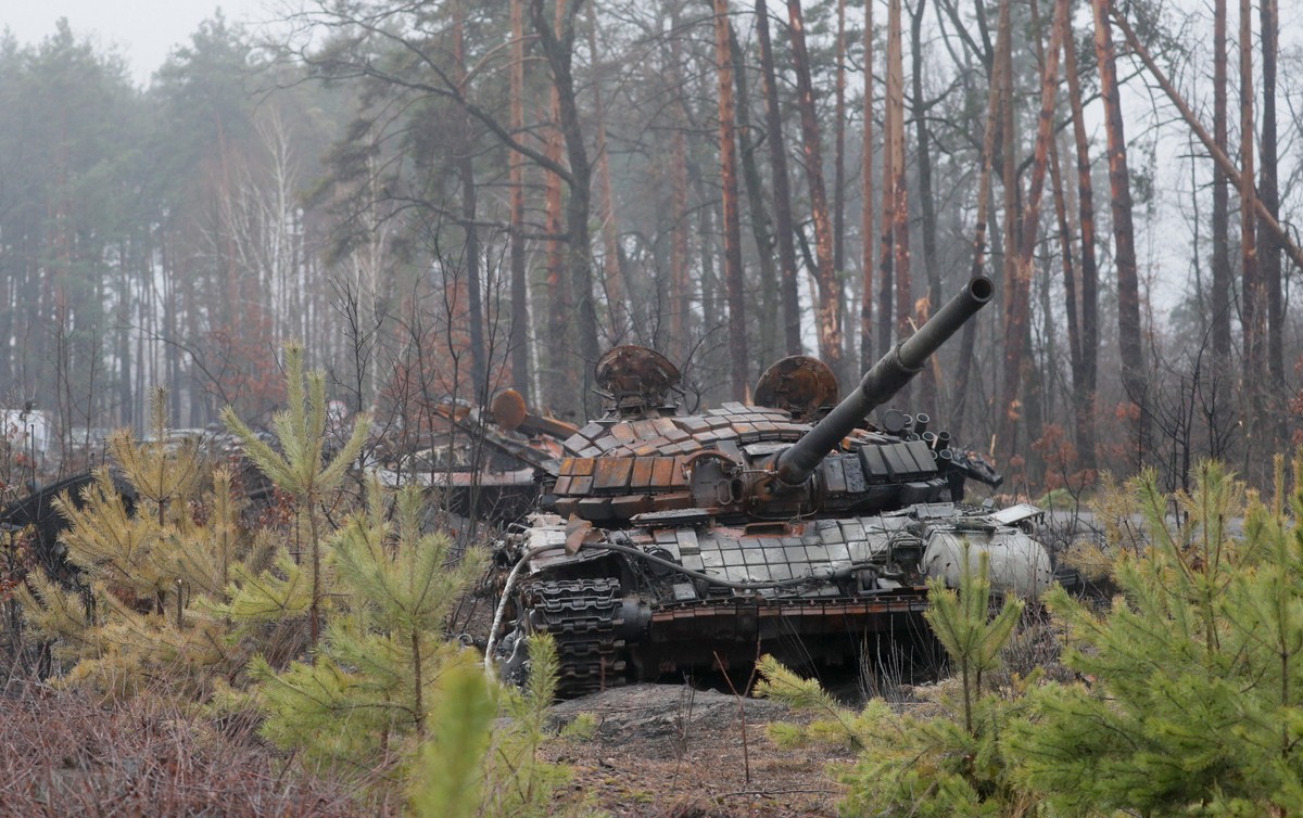 Na północny zachód od Kijowa trwa przemieszczenie podrozdziałów rosyjskich w głąb terytorium Białorusi – podał w sobotę sztab generalny ukraińskich sił zbrojnych. Na zdjęciu: wieś Dmytriwka nieopodal Kijowa, odbita przez Ukraińców