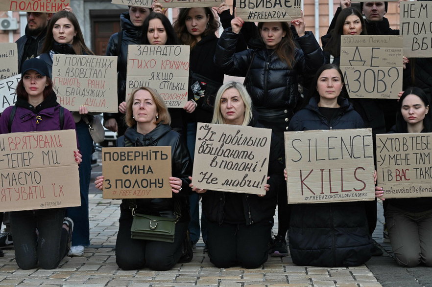 Krewni ukraińskich jeńców wojennych z pułku Azow trzymający transparenty podczas wiecu wzywającego do ich szybkiej wymiany z rosyjskimi jeńcami wojennymi, 17 października 2023 r.