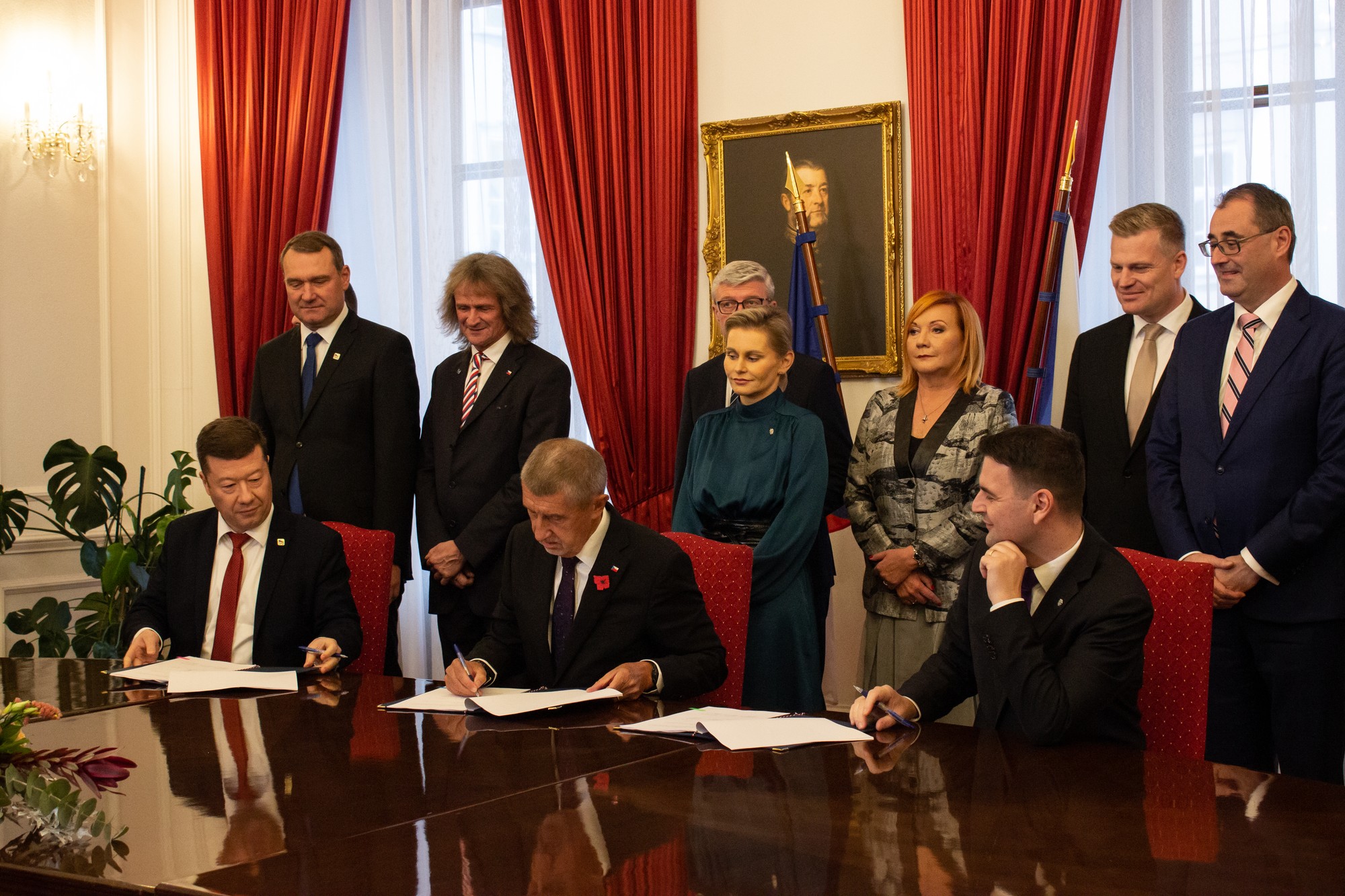 Zľava predseda hnutia SPD Tomio Okamura, predseda hnutia ANO Andrej Babiš a predseda strany Motoristi sebe Petr Macinka.