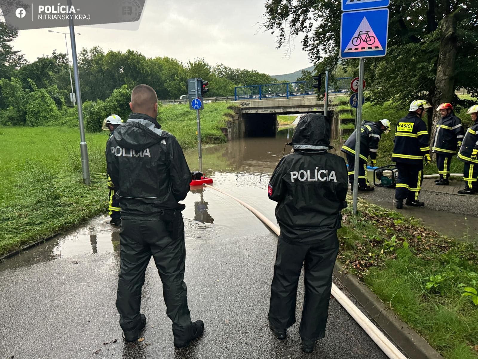 V Nitrianskom kraji majú po búrke záchranné zložky plné ruky práce.