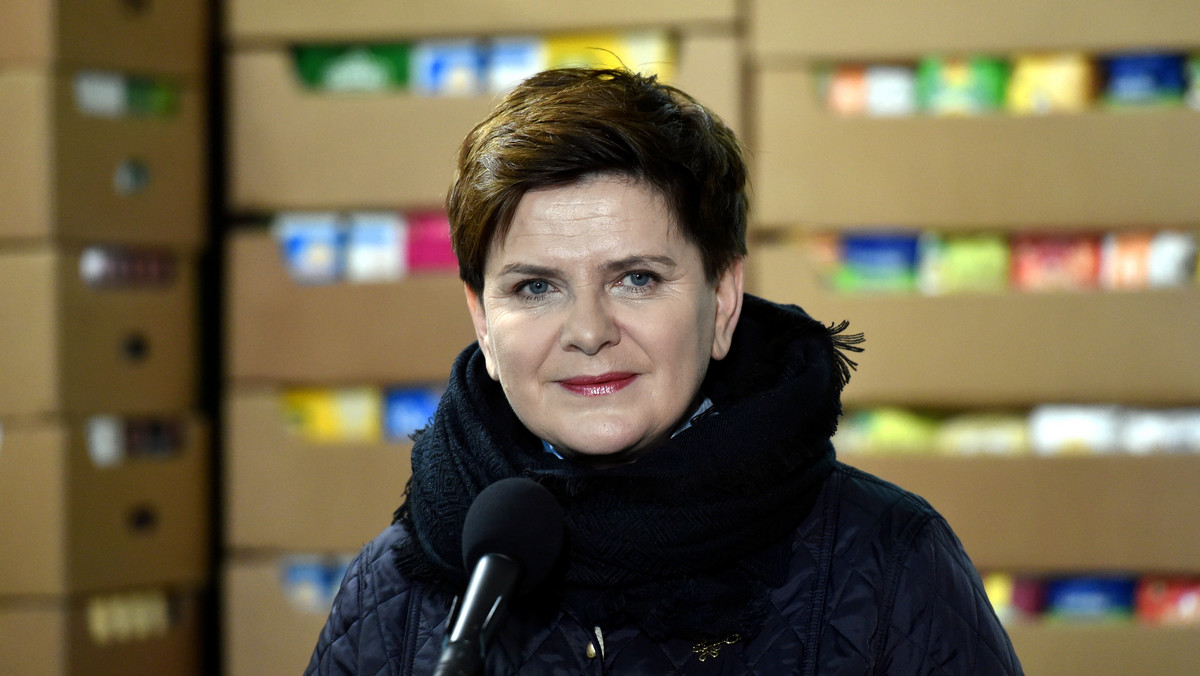 - Powinniśmy zadbać o to, aby pomnik upamiętniający ofiary katastrofy smoleńskiej wreszcie stanął na Krakowskim Przedmieściu - mówiła premier Beata Szydło w czasie wizyty w Krakowie. W ten sposób odniosła się do zapowiedzi powstania instalacji upamiętniającej osoby, które zginęły w katastrofie samolotu prezydenckiego pod Smoleńskiem w kwietniu 2010 roku.