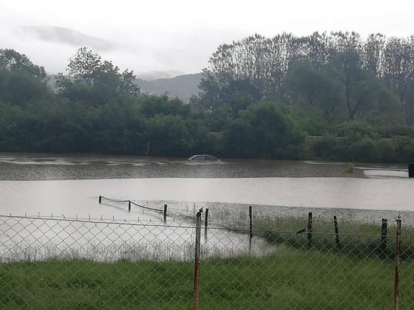 Voda do krova automobila u Gruži