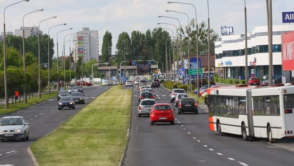 W końcu rusza remont ul. Horoszkiewicza w Opolu. Jezdnia będzie wzmocniona specjalną siatką. Dzięki temu powinna dłużej wytrzymać - podaje "Nowa Trybuna Opolska".