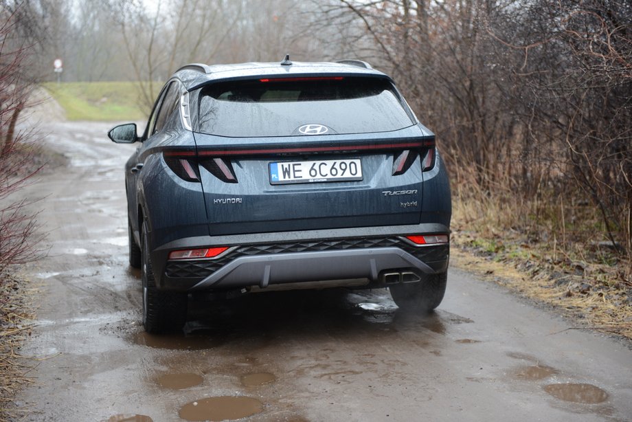 Hyundai Tucson HEV ma wprawdzie napęd na cztery koła (opcjonalny), ale nie jest autem do jazdy w terenie. Za to nie trzeba bać się zabłoconej, polnej drogi. W takich warunkach Tucson na pewno sobie poradzi bez kłopotu.