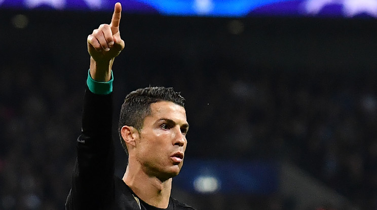 Cristiano Ronaldo népszerűsége töretlen, de a szerdai Tottenham elleni vereség miatt aligha tud most ennek örülni /Fotó: AFP