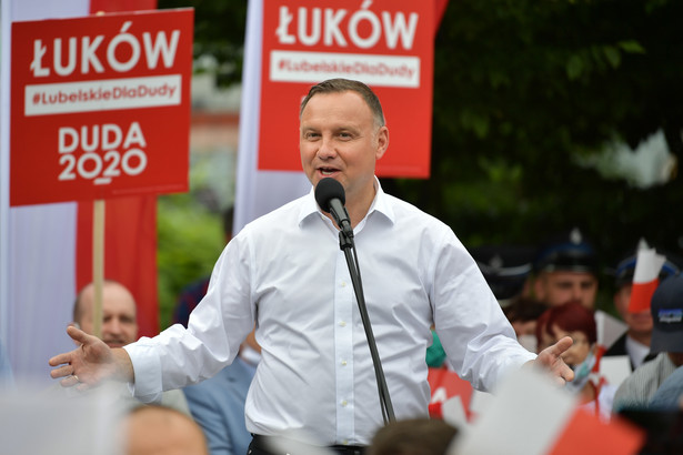 Łuków, 08.07.2020. Wybory prezydenckie 2020 - II tura. Ubiegający się o reelekcję prezydent RP Andrzej Duda (C) podczas spotkania z mieszkańcami w Łukowie, 8 bm. (kf) PAP/Przemysław Piątkowski