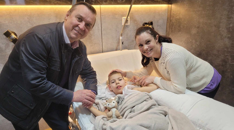 A műtétet végző Nazarov doktor, Lacika, és édesanyja, Márkiné dr. Tóth Orsolya