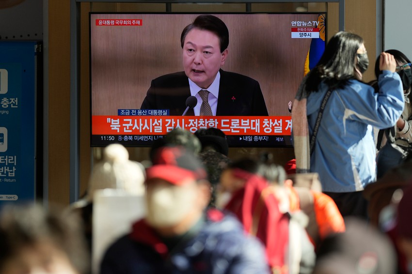 Jun Suk Jeol na TV ekranu Železničke stanice u Seulu