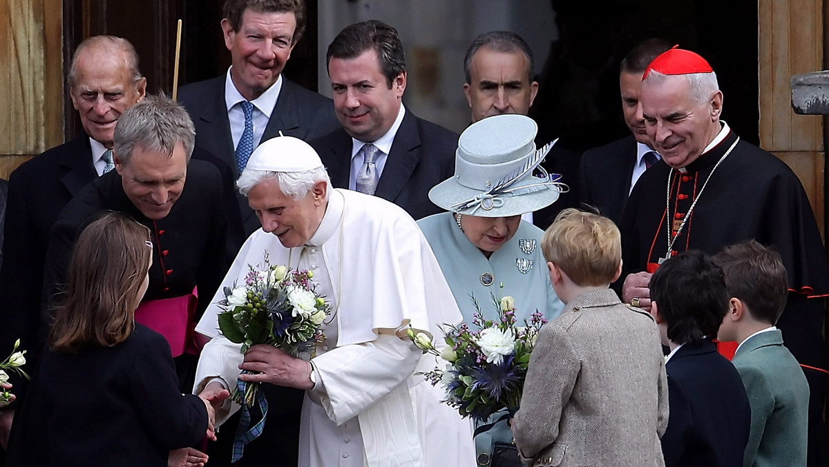 W drodze na spotkanie z wiernymi w parku Bellahouston w Glasgow Benedykt XVI wyciągnął ręce do dziecka, które podała mu kobieta, wziął je do swego papamobilu, pobłogosławił i oddał. Dziecko to polska dziewczynka o imieniu Maria, mająca około roku.