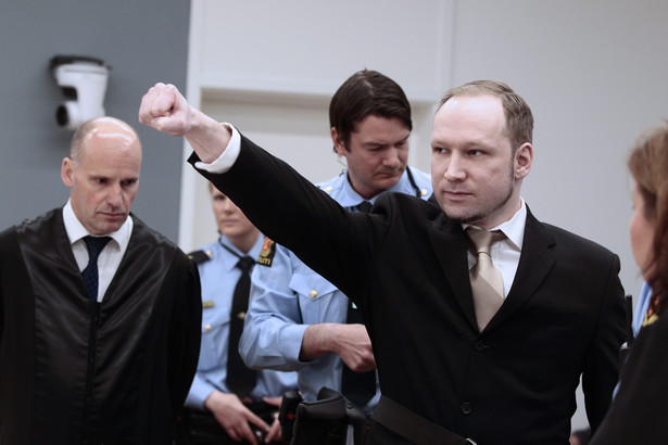 Anders Behring Breivik zaciśniętą pięścią przed sądem w Oslo