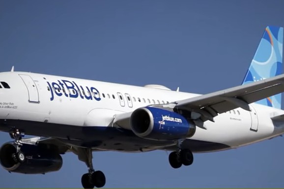 (VIDEO) PANIKA NA LETU 1112 Putnički avion za dlaku izbegao SUDAR sa američkom vojnom letelicom: "Prošao nam je ispod nosa!"