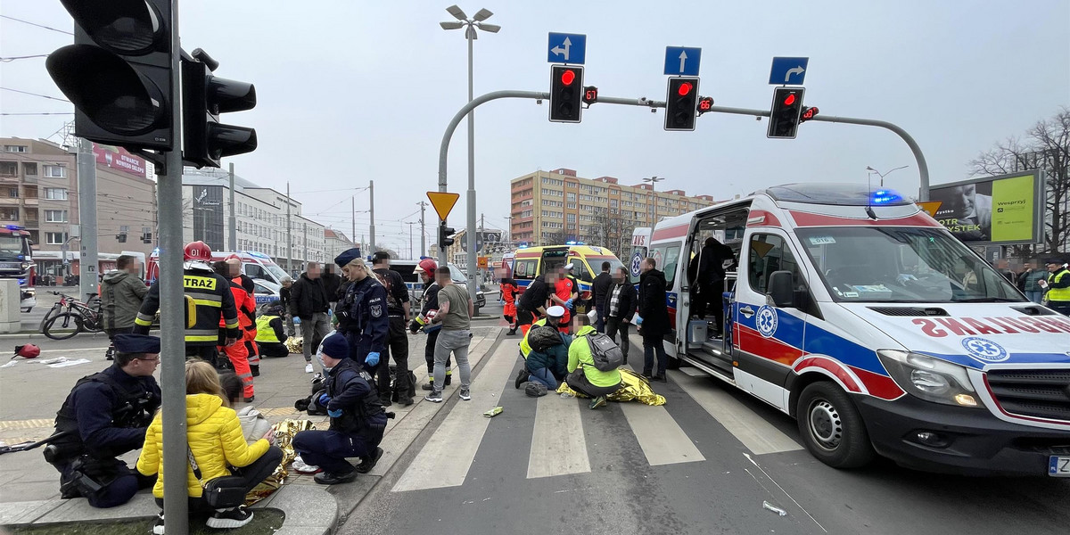 Osoby, które zostały ranne lub w poszkodowane materialnie w wypadku w centrum Szczecina, będą starać się o wysokie odszkodowania.