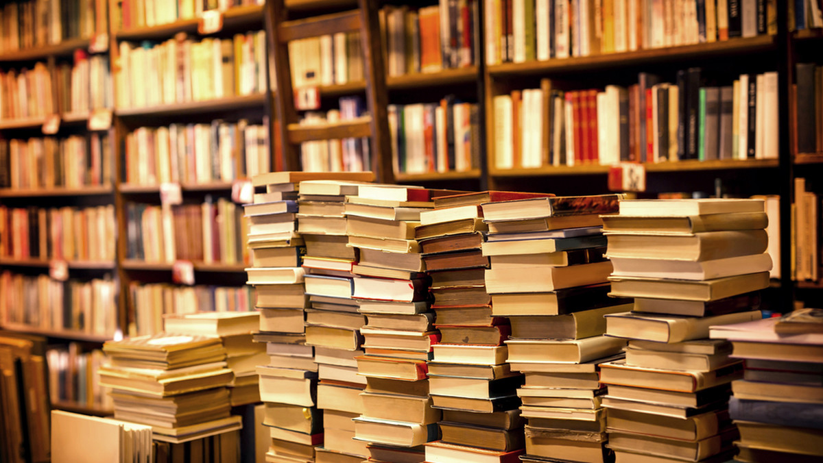 Do 2020 r. wpływy ze sprzedaży wszystkich książek obniżą się o kilka procent - wynika z prognoz. Nie pomogą nawet coraz popularniejsze e-booki - pisze "Rzeczpospolita".