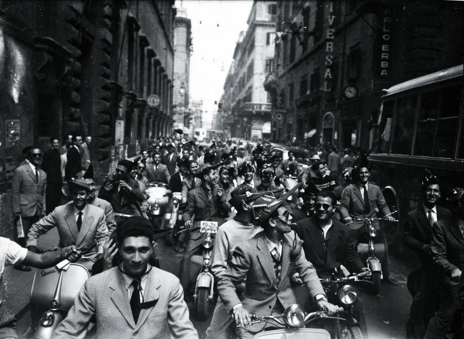 Proces przekonywania Włochów do jeżdżenia na wynalezionych tuż po wojnie skuterach chwilę trwał. W latach 60. włoskie ulice pełne już były jednak Vesp i Lambrett.