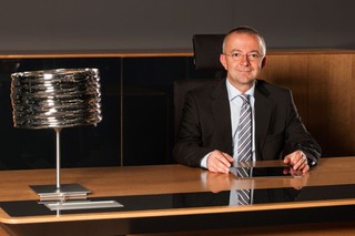 Jeden z najbogatszych Polaków: Umowy śmieciowe to oszustwo, a pensja minimalna powinna być wyższa