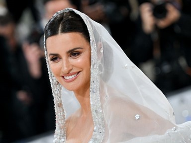 Penélope Cruz kapucnis menyasszonyként ragyog a Met-gála fehér szőnyegén