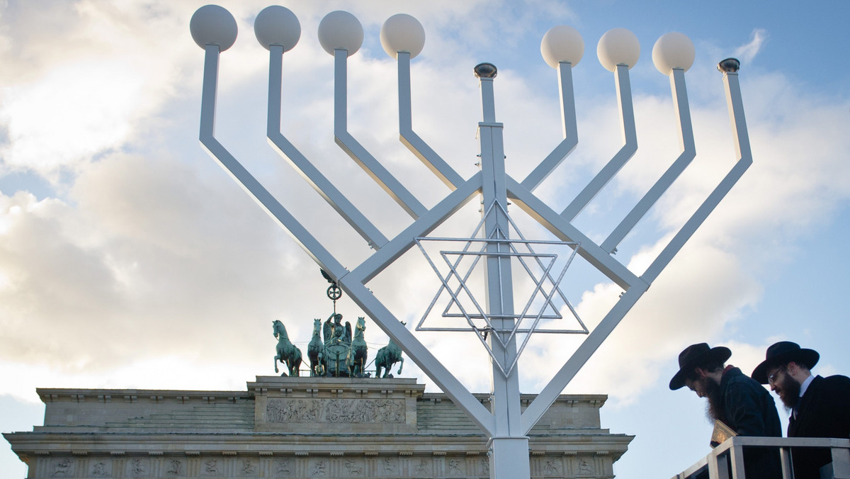 Na Placu Grzybowskim w Warszawie zapłonęła  pierwsza świeca w ustawionej tam chanukiji. Tym samym rozpoczęła się Chanuka - żydowskie święto świateł. Podczas trwającego osiem dni święta każdego dnia na dziewięcioramiennym świeczniku Żydzi zapalają jedną świecę.