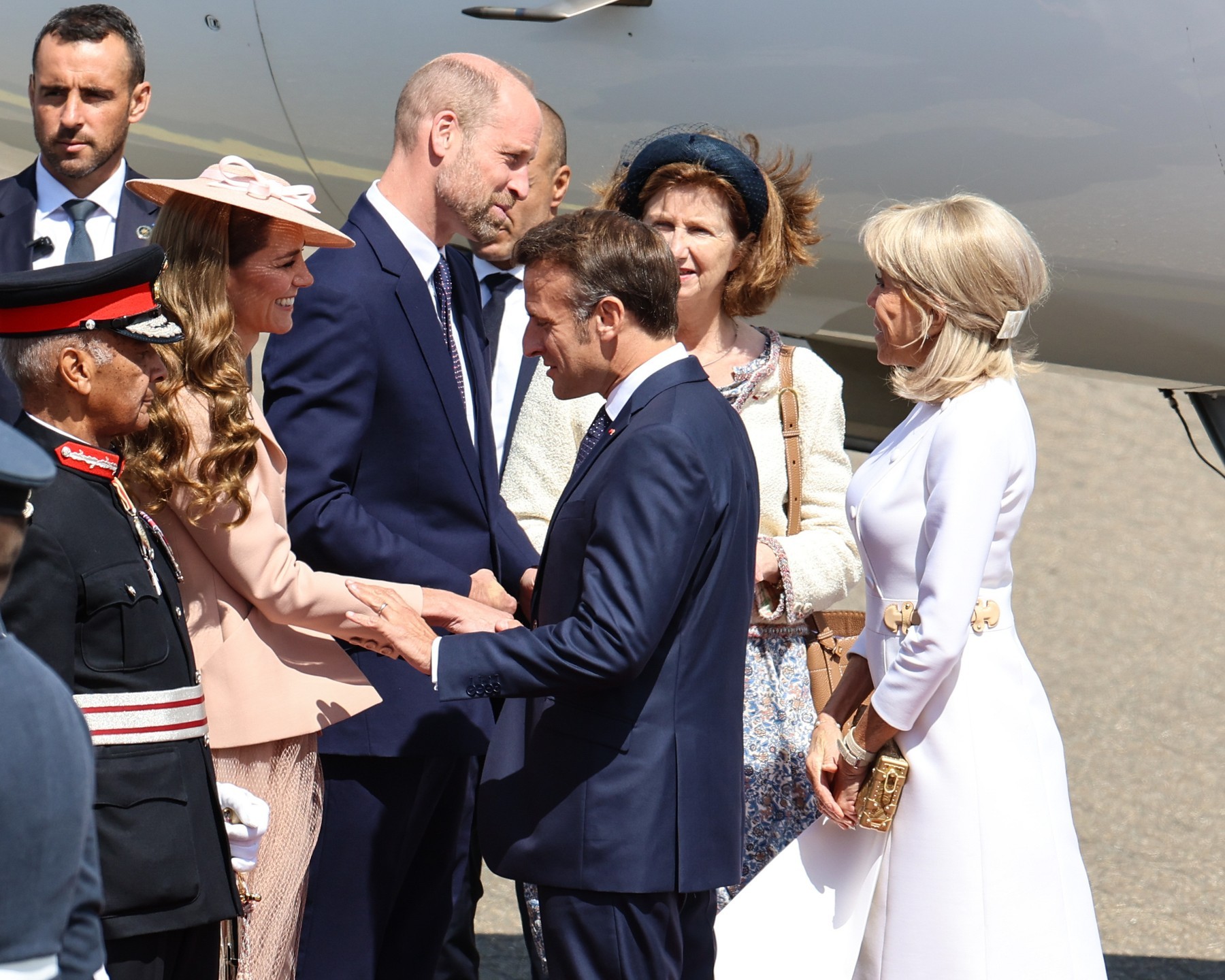 Macron a Kate po tom, čo jej pobozkal ruku.