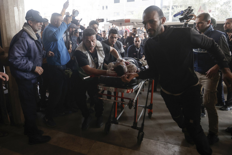 Palestyńczycy ranni w izraelskich atakach przybywają do szpitala Nassera w mieście Khan Yunes w południowej Strefie Gazy, 17 grudnia 2023 r.