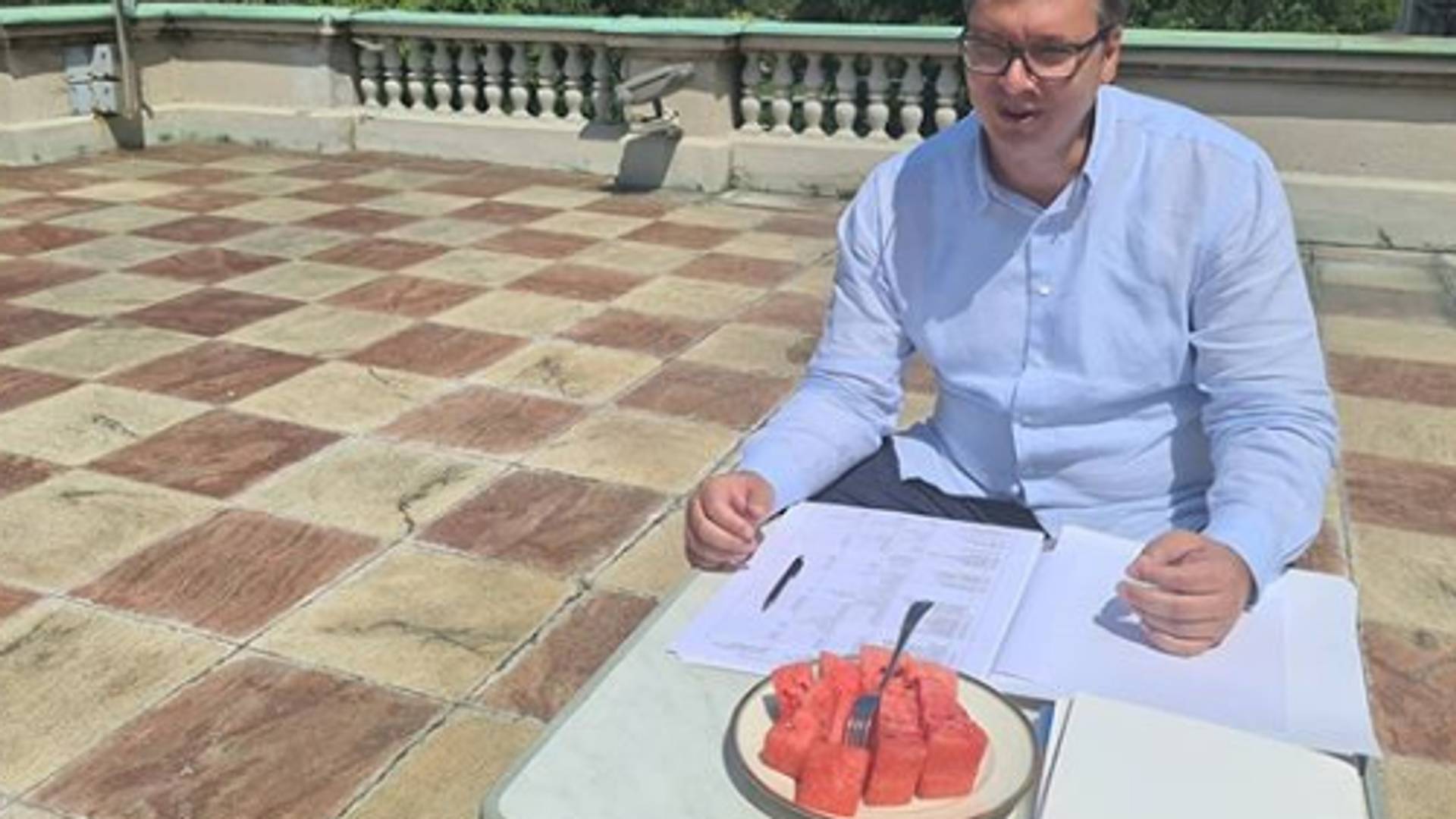 Od boranije preko ćevapa do lubenice, Vučić skoro pa profi food bloger