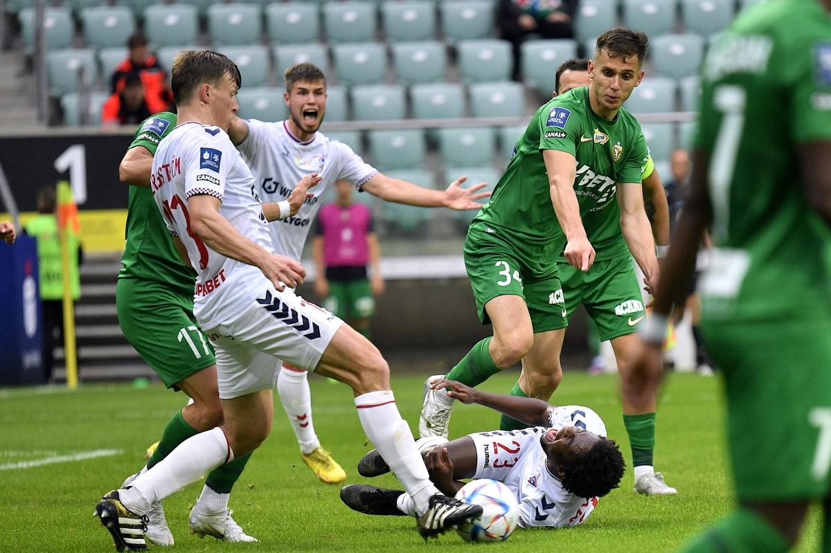 Piłkarz Śląska Wrocław Konrad Poprawa (C) oraz Emil Bergstrom (L) i Jean Mvondo (leży) z Górnika Zabrze podczas meczu Ekstraklasy