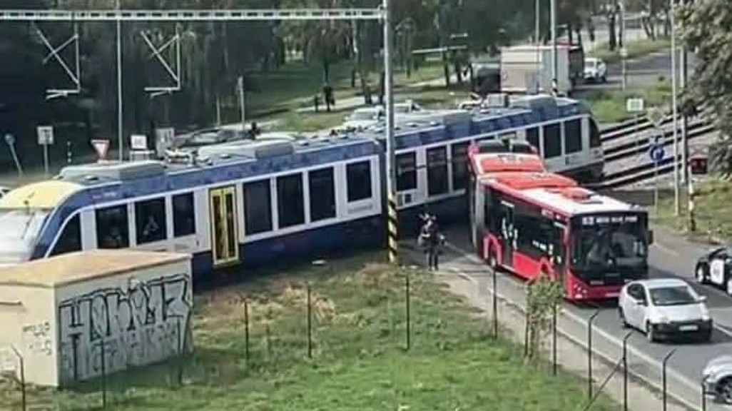 V Bratislave sa zrazil vlak s autobusom.