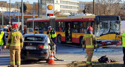 Koszmarny wypadek w Warszawie. Osobówka wbiła się w autobus miejski