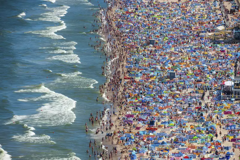 Plaża we Władysławowie w pierwszy dzień sierpnia 2020 roku