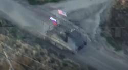 Atakowali Ukraińców z flagami Rosji i USA. "Skrajna bezczelność" Kremla