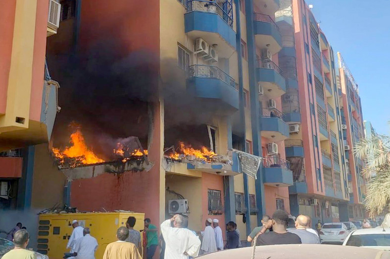 Pożar budynku w Chartumie spowodowany walką sudańskich sił zbrojnych z oddziałami paramilitarnymi, 20 kwietnia 2023 r.