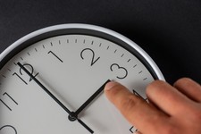 Koniec ze zmianą czasu – co nas czeka? Latem poranki zaczynać się będą o godzinie 3 lub zimą o godzinie 9