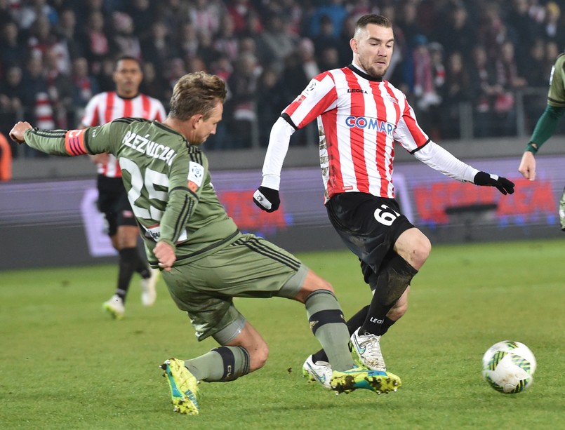 Piłkarz Cracovii Erik Jendrisek (P) i Jakub Rzeźniczak (L) z Legii Warszawa