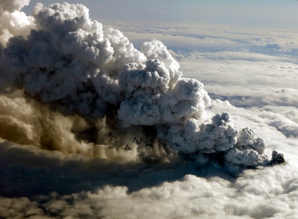 Wybuch wulkanu Eyjafjoell na Islandii w okolicy lodowca Eyjafjallajoekull. Chmury pyłu zanieczyściły atmosferę, ograniczając widoczność. Popioły wulkaniczne mogą zagrażać bezpieczeństwu ruchu lotniczego.