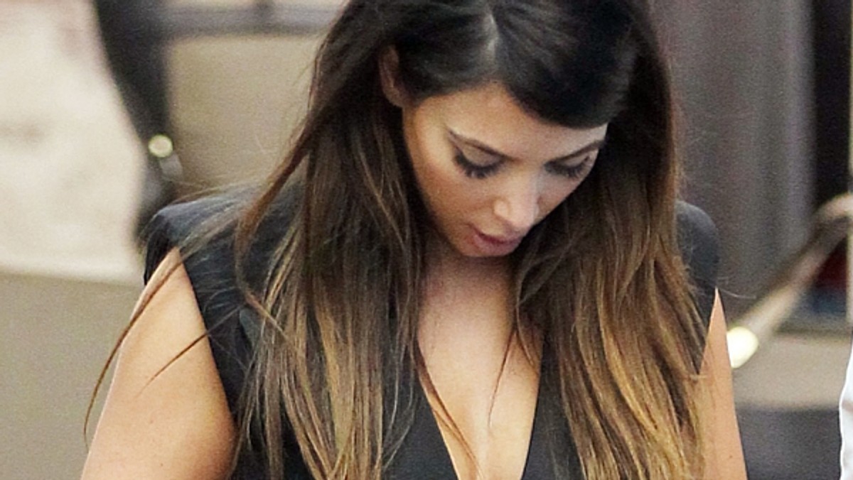 Kim Kardashian ujarzmia piersi (fot. BEW)