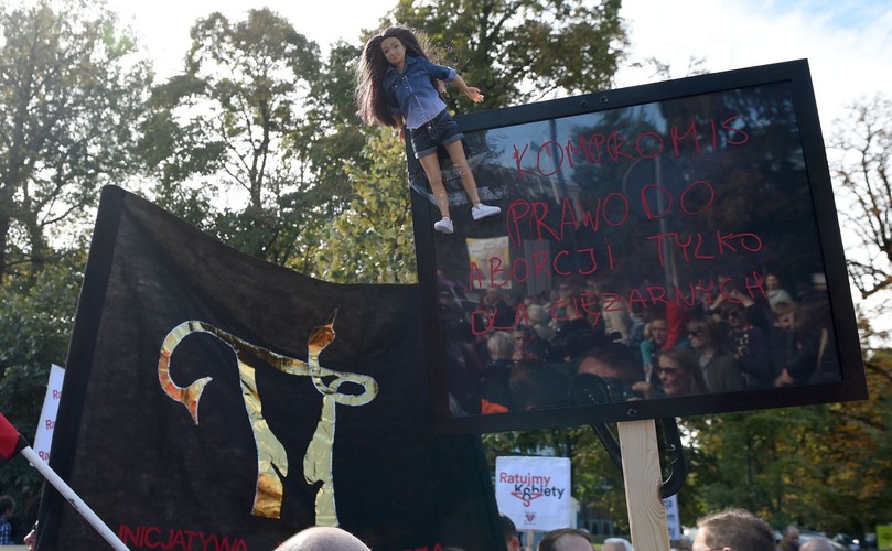Demonstracja 'Ani kroku dalej - Ratujmy Kobiety' przeciwko projektowi ustawy 'Stop Aborcji'