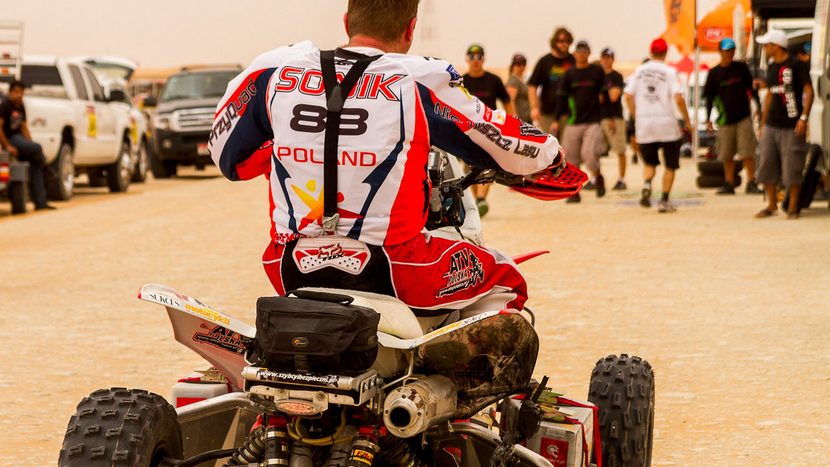 Rafał Sonik kontynuuje rywalizację w Abu Dhabi Desert Challenge. Mimo wypadku na pierwszym etapie rajdu, polski zawodnik zdołał naprawić swój quad i o 6:45, we wtorek rano ruszył na trasę.