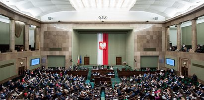 Polacy spali. PiS przepchnął oburzający projekt