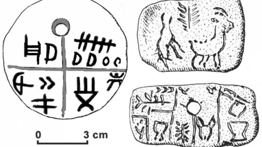 Schematyczna kopia amuletu (okrągły artefakt) i tabliczek z Tartarii z widocznymi znakami i rysunkami