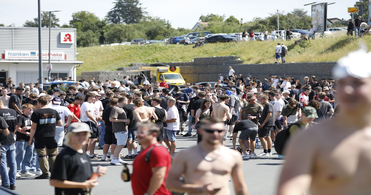 Tausende-str-men-zu-Drachenlord-Schanzenfest