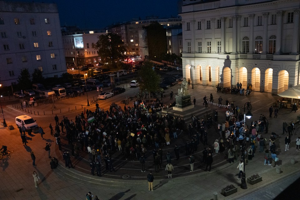 Protest Palestyńczyków pod pomnikiem Kopernika