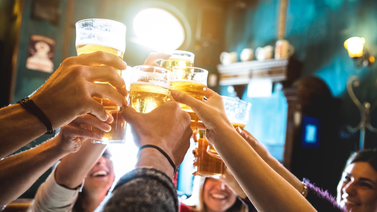 Sedem tvárí pod vplyvom alkoholu: Prečo sa z tichého človeka stáva agresor a čo o vás hovorí vysoká tolerancia