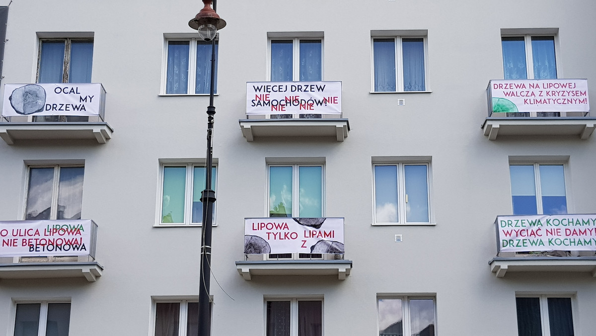 Grupa działaczy społecznych i mieszkańców zamierza w czwartek protestować przed Ratuszem przeciwko wycince i przesadzaniu drzew. Nie podobają im się plany przebudowy al. Racławickich i ul. Lipowej. Dziś na balkonach jednej z kamienic zawisły banery w obronie drzew.