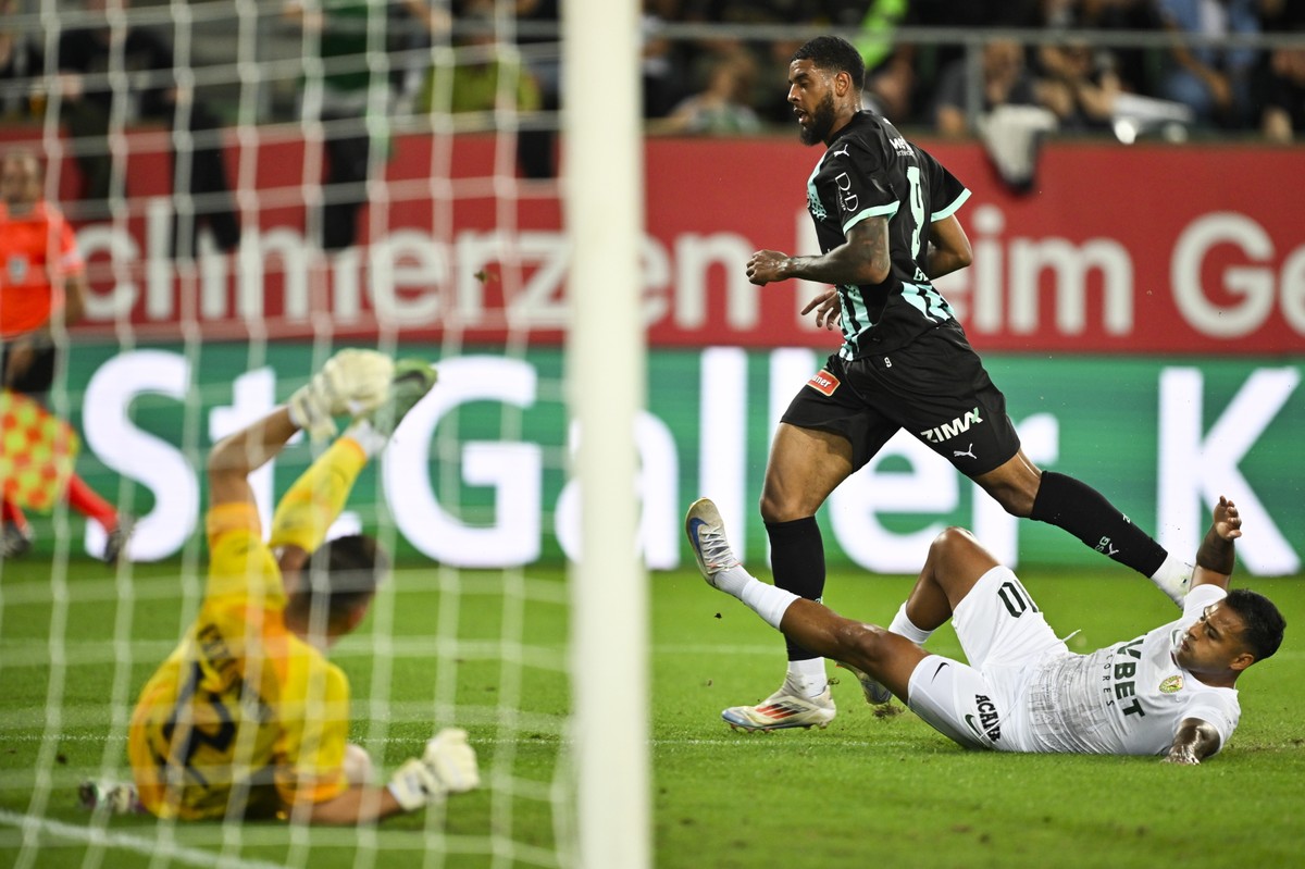 Willem Geubbels strzela drugiego gola dla St.Gallen