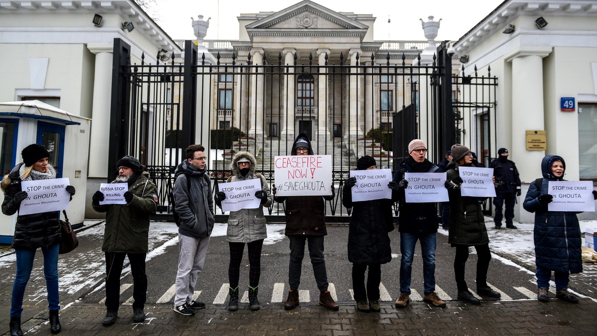 W sobotę odbyły się manifestacje organizacji "Humans of Aleppo" przed ambasadą i konsulatami Federacji Rosyjskiej w całej Polsce. Manifestanci protestowali przeciw bombardowaniu Wschodniej Guty w Syrii przez siły rządowe Baszara el-Asada i armię rosyjską.