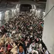 Przetłoczony samolot z uchodźcami odleciał z Kabulu. Nawet 640 osób na pokładzie