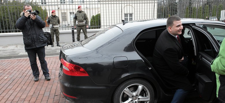 Bartłomiej Misiewicz na sygnale jechał na burgera? Odpowiedź rzecznika MON na oskarżenia lokalnego portalu