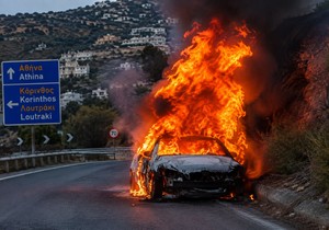 Automobil u plamenu - ilustracija