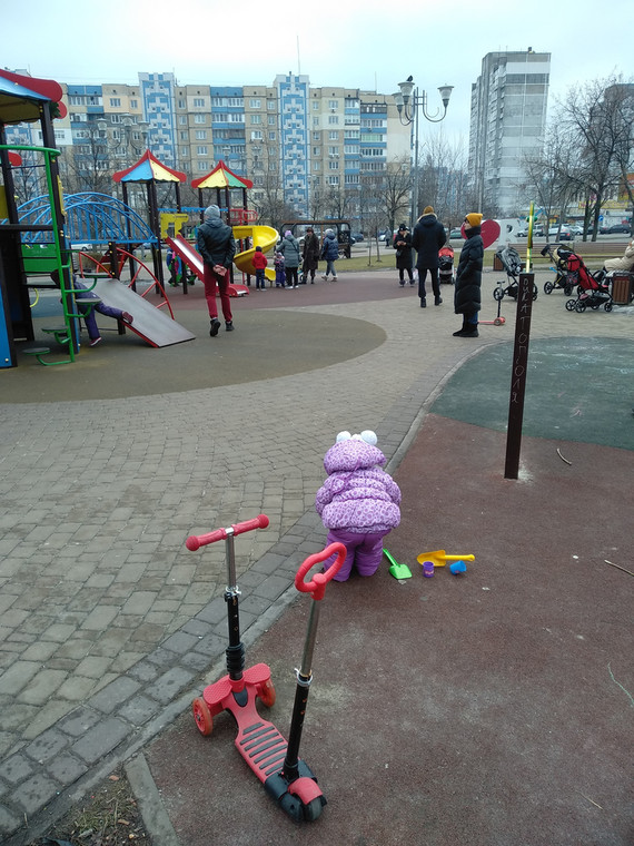 Plac zabaw w Kijowie pełen dzieci